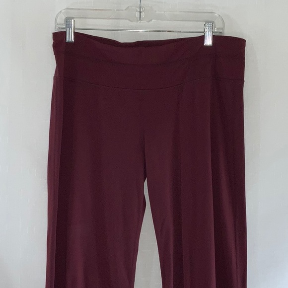 130 10/$50🏄🏻‍♀️ Prana Burgandy Yoga Flare Elastic Waist Pants - Picture 8 of 16
